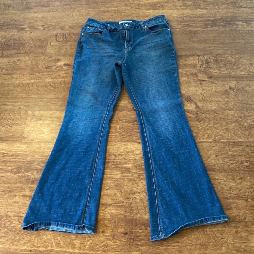 🔴SOLD🔴 Women’s Denim Flare Jeans - Picture 1 of 4